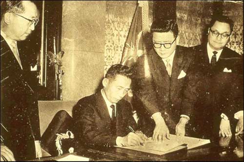1965년 '한일협정'에 서명하는 박정희 전 대통령. 왼쪽부터 정일권 총리, 박 대통령, 이동원 외무장관, 김동조 주일대사.